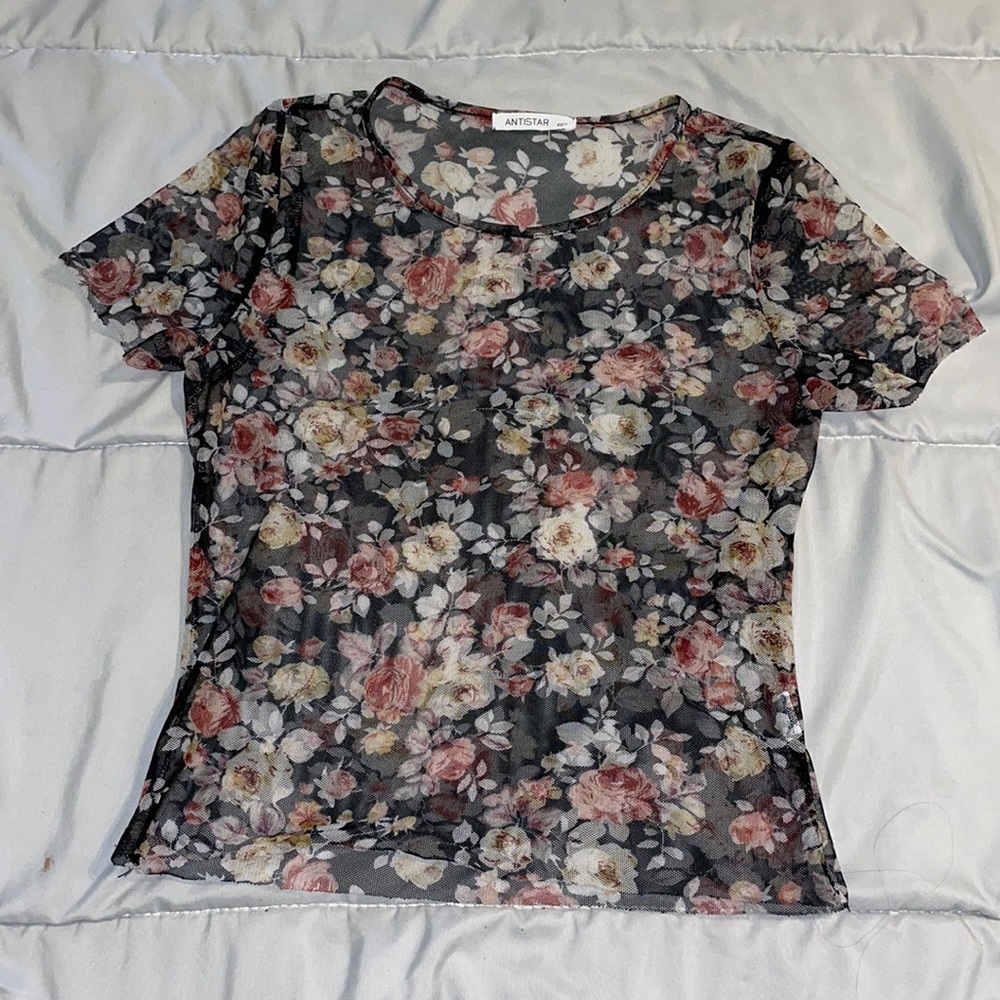 🛍️5 for $20🛍️ NWOT Mesh Floral T-Shirt